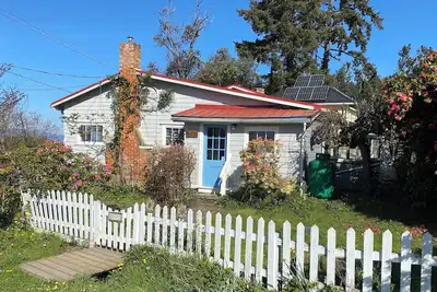 Image de 2 Bedroom Semi-Waterfront Cottage in Vesuvius, Salt Spring Island