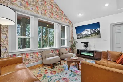 Image de Fun Retreat! Playground, arcade, sauna, Ev charger, 12mi Sea, 1mi to light rail
