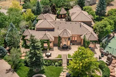 Image de Cottage #1: Italian Resort-Style Villa - 1. 4 Acres w/ Pickleball, In-ground Spa