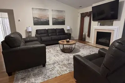 Image de Quiet & peaceful retreat, close to popular Charlotte attractions.