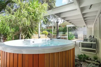 Image de A Coastal Spa Retreat w/outdoor fireplace, in the heart of Rye