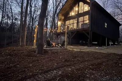 Image de Brand New Modern A-Frame Treehouse with Hot tub