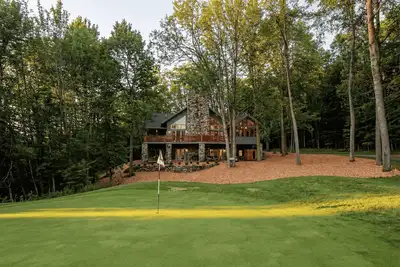 Image de The Legend Lodge ~ Bellaire's Retreat ~Golf Sim, Ski, Sauna, Arcade, Pool Table