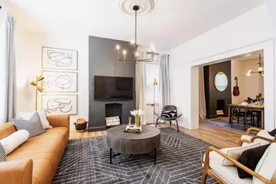 Image de Group Friendly 4br, 3 King Beds w/ Parking!