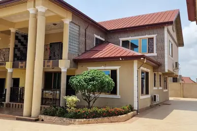 Image de 25 minutes drive from Kumasi Airport, 40km to lake Bosomtwe Kumasi mail is8. 8km