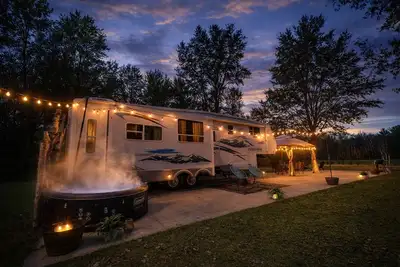 Image de Stardust-A Dreamy Escape at Birch + Flame Hot Tub Near Frankenmuth