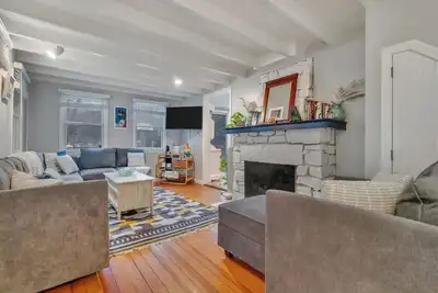 Image de Walk to Restaurants. Peloton Bike. Backyard Firepit.