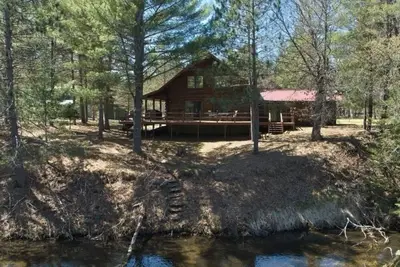 Image de Edgewater Lodge: Riverfront Family Fun in Grayling