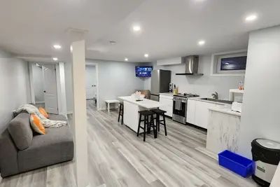 Image de Newly renovated 2 bedroom basement with seperate entrance.