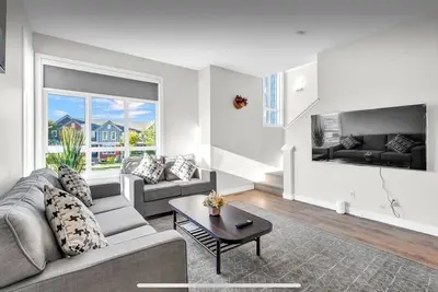Image de Newly built 3br/2. 5ba modern townhouse. Stampede : 20 minutes & Banff: 1 hour.