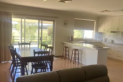 Image de 367 The Avenue - walking distance to town, private