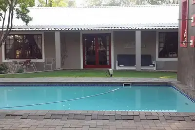 Image de Arty self-catering cottage nestled in a tranquil garden with calming birdlife.