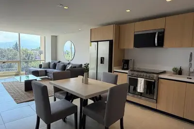 Image de Stylish 2br/2ba apartment in Vivant Mitikah with luxury finishes and top amenities: pool, gym, business center & more. Located inside Mitikah Mall with shops, restaurants, and Walmart downstairs—everything you need in one place. 24/7 security.