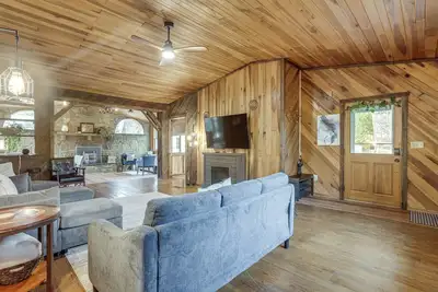 Image de Great for Groups! Spacious Melcroft Home w/ Deck