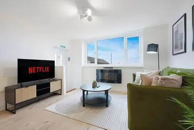 Image de Stylish Seaside Stay with Balcony, Walk to Beach