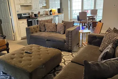 Image de Come stay at the Va Hideaway in downtown Van Alstyne!