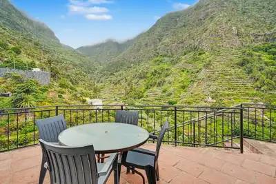 Image de Casa El Mantillo : Vue sur la Vallée, Calme et Terrasse Privée à Hermigua