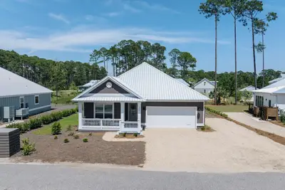 Image de Family-Focused Beach Bungalow Steps from the Beach with Resort Pool