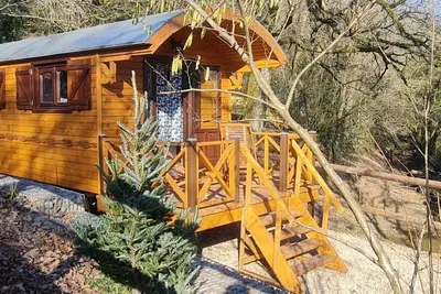 Image de Studio « Roulotte du Moulin de Lesneve » avec terrasse privée, jardin privé et Wi-Fi