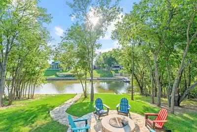 Image de Lakefront! Fire Pit, Kayaks, Foosball, Sparkling Clean Hot Tub