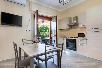 Image de Cozy and bright apartment of approximately 40 square meters, perfect for four people, located on the ground floor of a 1980s building. The property enjoys an excellent location in Giardini Naxos, just 5 minutes from the beach. Nearby amenities such as bar