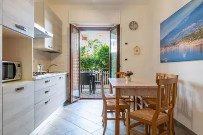 Image de Cozy and bright apartment of approximately 40 square meters, perfect for four people, located on the ground floor of a 1980s building. The property enjoys an excellent location in Giardini Naxos, just 5 minutes from the beach. Nearby amenities such as bar