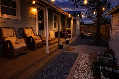 Image de Walk to Town & River • Fire Pit • King Bed