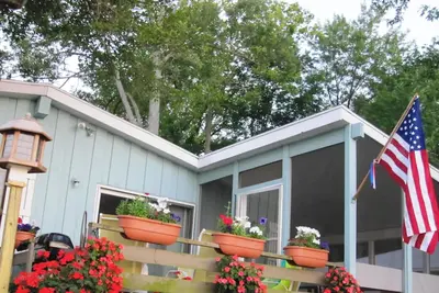 Image de Lakefront Summer Cottage Dream on Magician Lake in Sister Lakes, Michigan