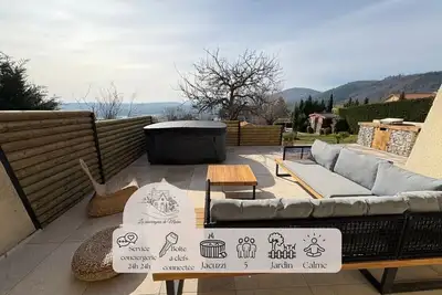 Image de Maison avec Jacuzzi Privatif & Jardin – 5 Pers