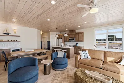 Image de Lakeview 3-Unit Coastal Haven Sleeps 12