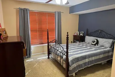 Image de Perfectly situated, sunny, comfortable and functional: 3 beds, finished basement