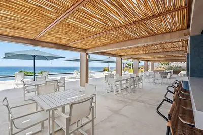Image de Uavi: Oceanfront Penthouse with Pool