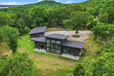 Image de Modern Lakefront home with gentle walk to lake, flat yard. Beautiful views.