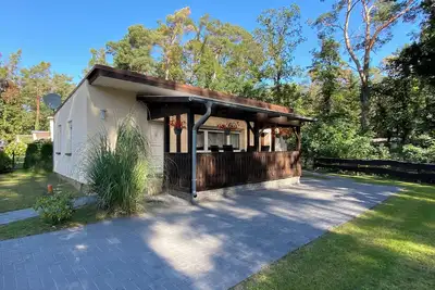 Image de Cozy bungalow near the lake with boat