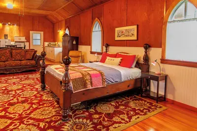 Image de Unique rural renovated historic church/cabin at the gateway to Redwood park.