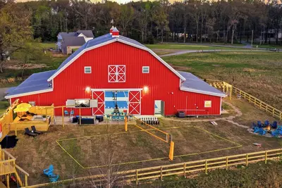 Image de The Picklebarn - 2 Courts + Hot Tub + Volleyball + Outdoor Movie + Play Fort