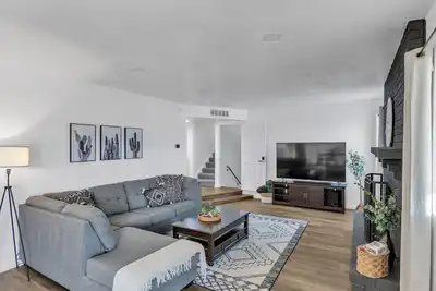 Image de Marvelous 5-bedroom house in family friendly Glendale