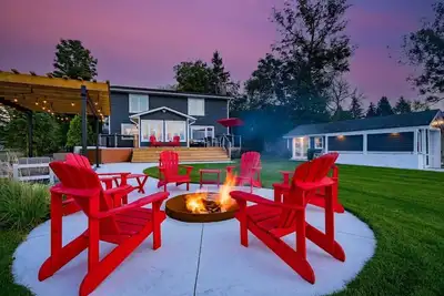 Image de Luxury 4br Lakefront Cottage W/ Sauna & Dock!