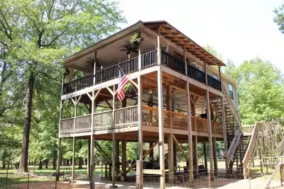 Image de Creekside Cabin w/ Boat Ramp, Fire Pits & Outdoor Theater – Sleeps 6