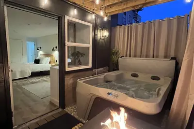 Image de Private Hot Tub & Fire Table. Downtown Albany Gem. \n Walk to Capitol & Mvp Arena