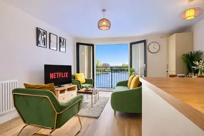 Image de Lake Front 2 Bedroom Apartment | Free Parking