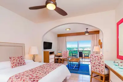 Image de Spend Thanksgiving in a 3-bedroom hotel suites with Ac in Cabo San Lucas