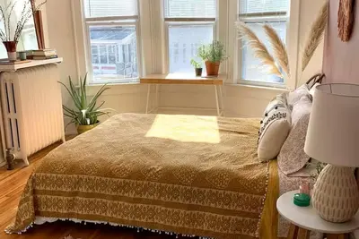 Image de Charming Albany Home w/ Cozy Living Room & Porch\n\nShare\n\nSave