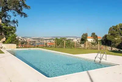 Image de Elegant Flat with Pool and Garage by HostWise