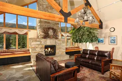 Image de Cozy Studio Suite | Pool, Hot Tub & Parking!