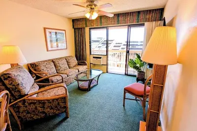 Image de Charming condo with full kitchen, pool, grill & shuffleboard - close the beach!