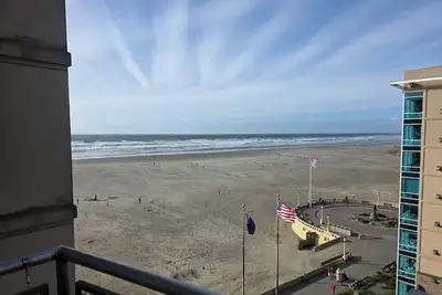 Image de Resort with 3 bedrooms in Seaside, Or. Beautiful view of Beach and pool.