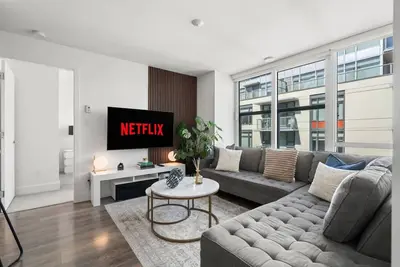 Image de Designer 2br w/ City Views| Prime Olympic Village