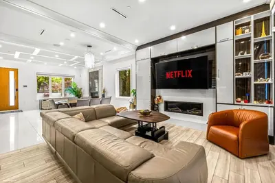 Image de Luxurious 3br| King Bed w/ Rooftop Haven