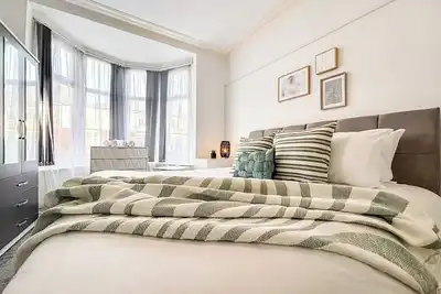 Image de Spacious Home Minutes from the Beach w/parking